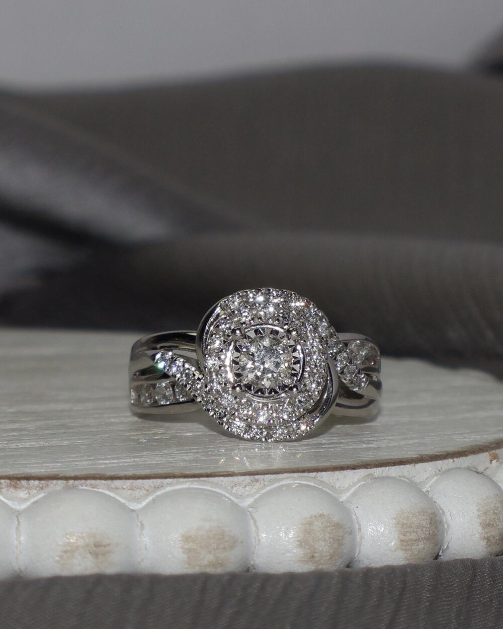 14k White Gold Diamond Ring 6.9G / Sz 7